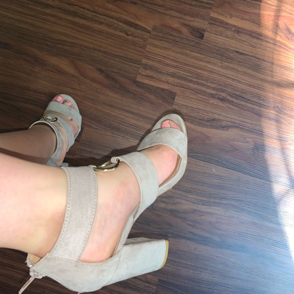 Heels - Picture 4 of 4